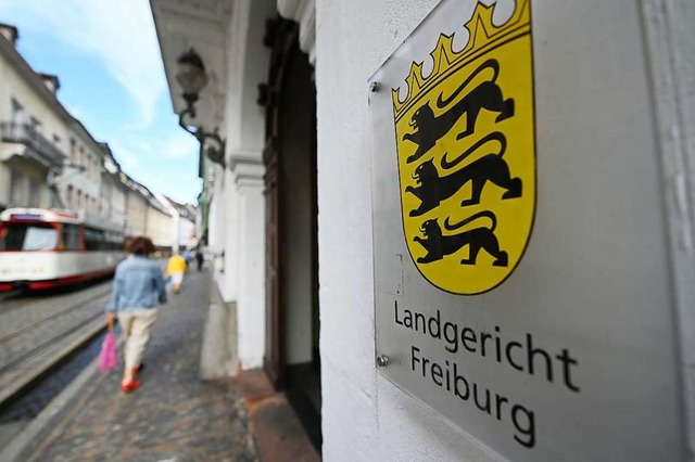 Am Landgericht Freiburg wird gegen den 41-Jhrigen verhandelt.  | Foto: Patrick Seeger (dpa)