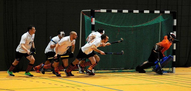 Volle Konzentration und dann los: Die Lahrer Hockeyspieler bei einer Ecke.  | Foto: Pressebro Schaller
