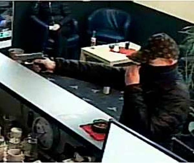 Der Tterfoto von einer berwachungskamera im Spielcasino.  | Foto: Polizei