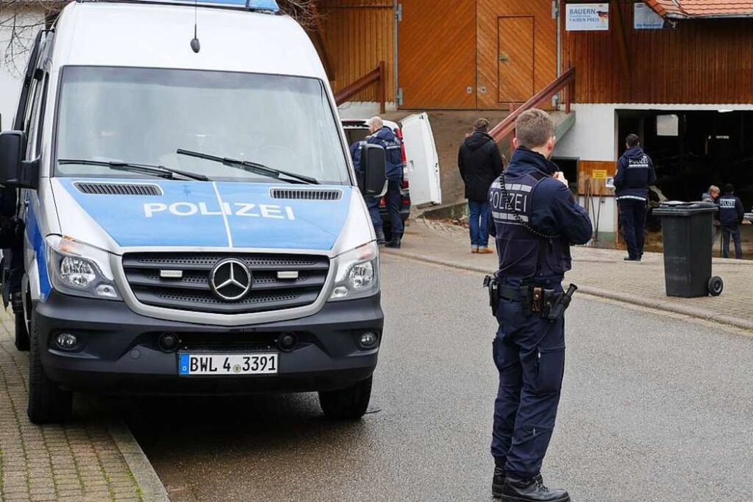 Polizisten auf dem Lorenzhof: Bei der ...mpfung wurde mit Widerstand gerechnet.  | Foto: Jannik Jürgens