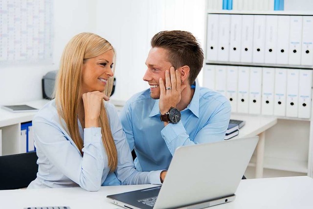 Flirten am Arbeitsplatz, ist das erlaubt?  | Foto: Racle Fotodesign  (stock.adobe.com)