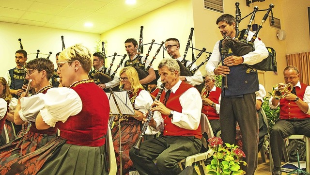 Die Trachtenkapelle Grafenhausen spiel...am mit der bretonischen Gruppe Bagad.   | Foto: Christiane Seifried