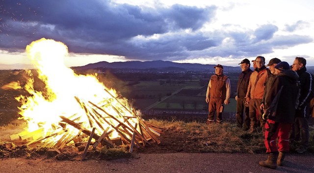 Mahnfeuer der rtlichen Winzergenossen... auf dem Kapellenberg bei Hecklingen.   | Foto: Michael Haberer