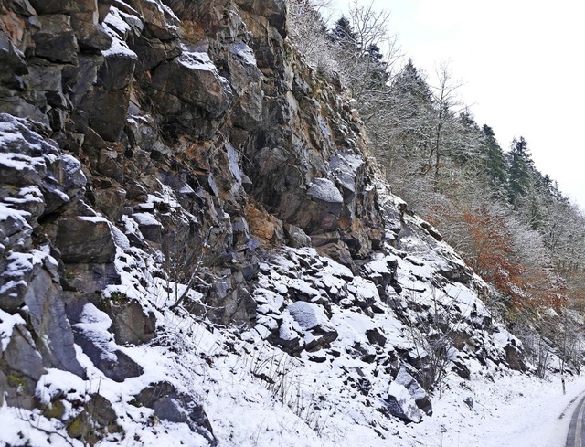 An dieser Felswand an der B 315 zwisch... Regen und Frost frdern die Erosion.   | Foto: Juliane Khnemund