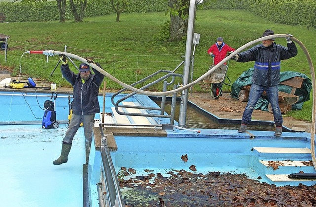 Helfer richten das Bad fr die Saisone...immbad Schweigmatt Planungssicherheit.  | Foto: Angelika Schmidt