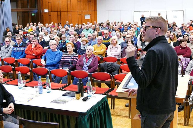 Stadtplaner Philipp Dechow (rechts) bei seinem Impulsvortrag.  | Foto: Tanja Bury