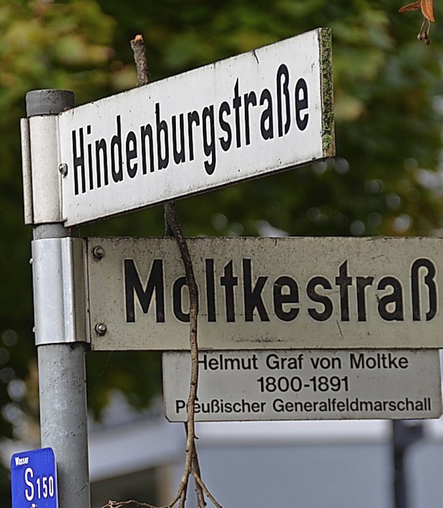 Knftig mit Kurz-Info und QR-Code: Hindenburg-Straenschild.  | Foto: Helmut Seller                       