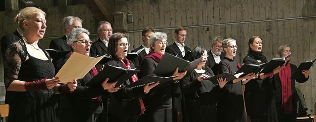 Der Projektchor aus Mitgliedern des Ta...ausznern-Gedenkkonzert in Kirchzarten.  | Foto: Heidi Winkel-Hook