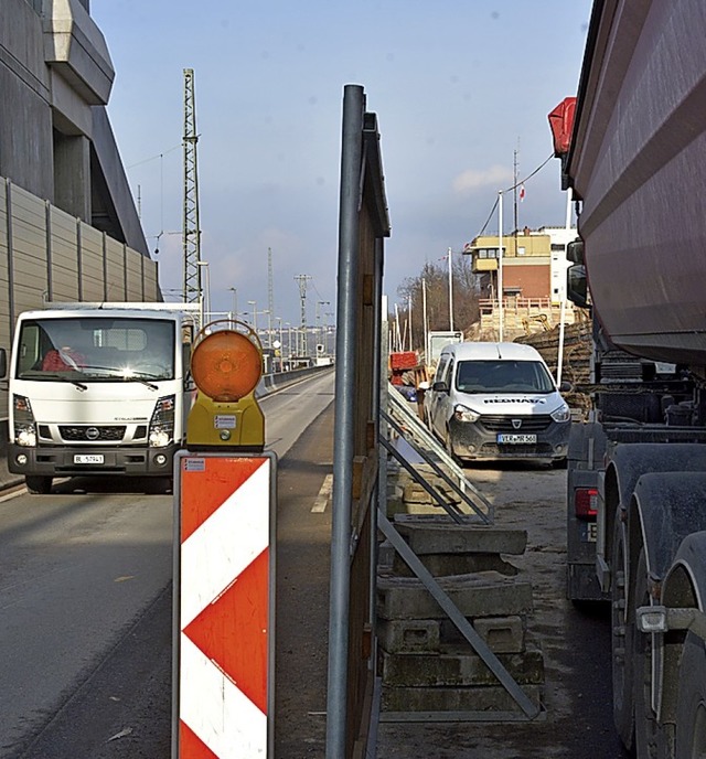 Wie lange die B3  halbseitig gesperrt bleibt, ist noch nicht geklrt.  | Foto: Hannes Lauber