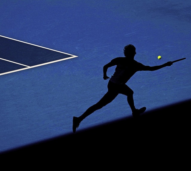 Schattenspiele(r): Nach berwundener F...lbfinale der Australian Open gespielt.  | Foto: Michael Dodge (dpa)