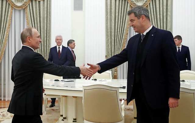Prsident Wladimir Putin (links) begrt CSU-Chef Markus Sder.   | Foto: Maxim Shemetov (dpa)