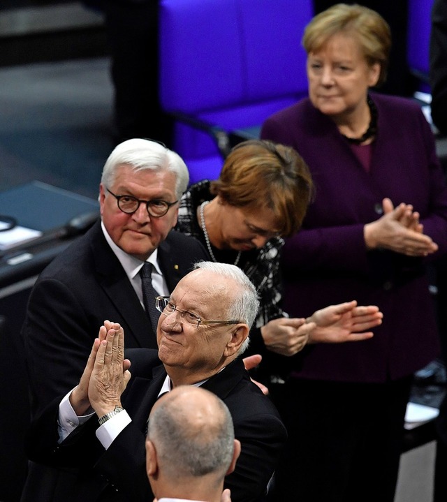 Israels Prsident Reuven Rivlin faltet...e,  neben ihm: Frank-Walter Steinmeier  | Foto: JOHN MACDOUGALL (AFP)