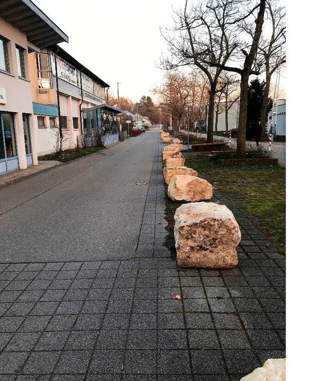 Schwere Steinquader verhindern das  Parken.  | Foto: Perseus Knab