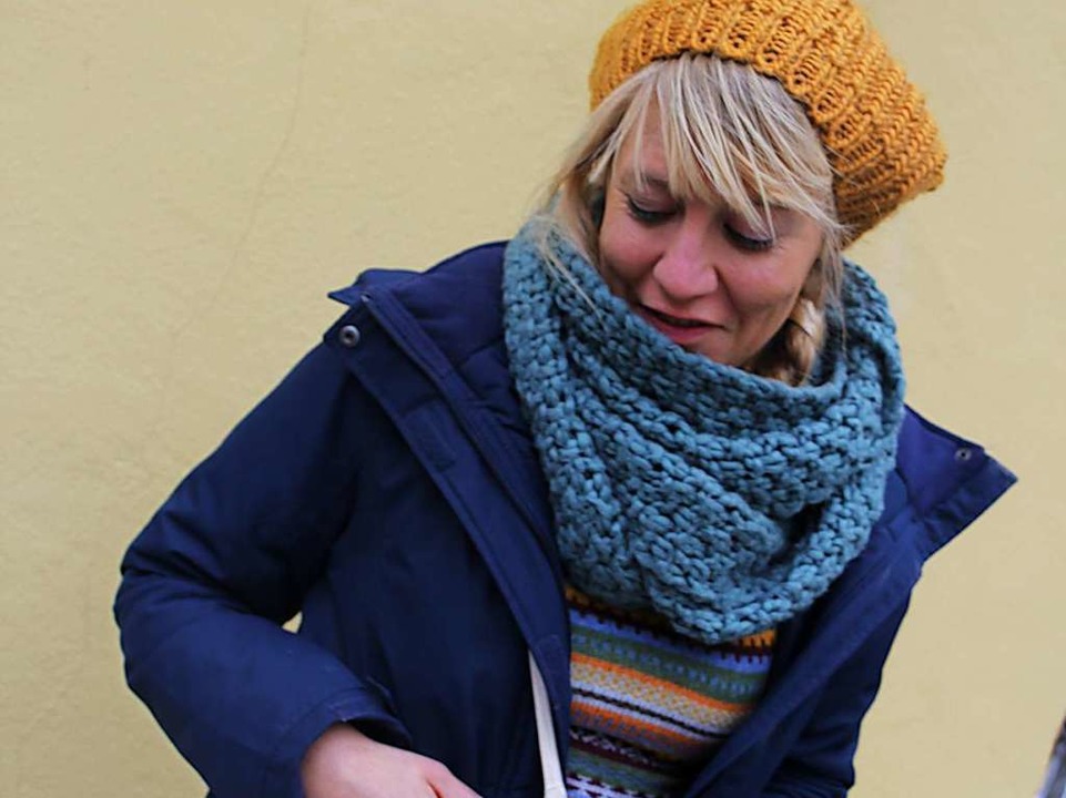 Mtzen, Schmuck und Nagellack sind typische Farbtupfer in Kamalas Stil.  | Foto: Viola Priss