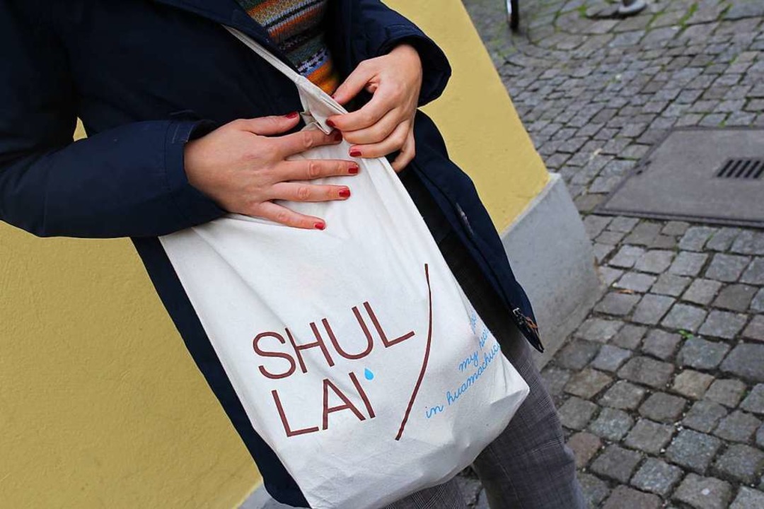 Fundstcke, wie diese Tasche aus dem F...ger Grnhof, runden Kamalas Outfit ab.  | Foto: Viola Priss