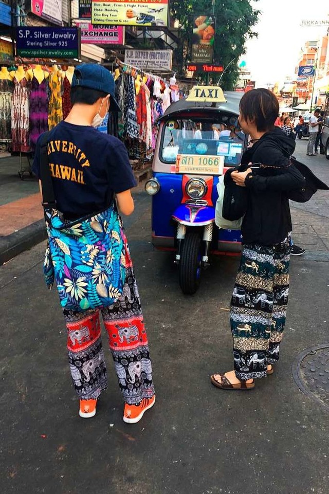 Zwei Touristen mit Elefantenhosen in Bangkok  | Foto: Caroline Bock (dpa)