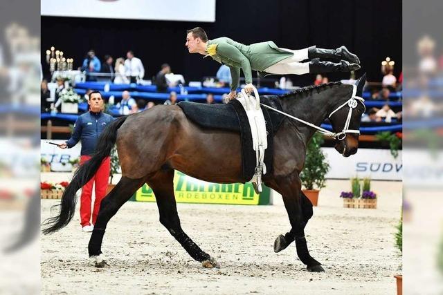 Akrobatik auf dem Pferd als Attraktion der Baden Classics