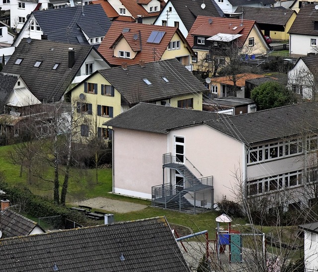 Neben der Schule soll der Kindergartenneubau in Nimburg errichtet werden.   | Foto: Markus Zimmermann