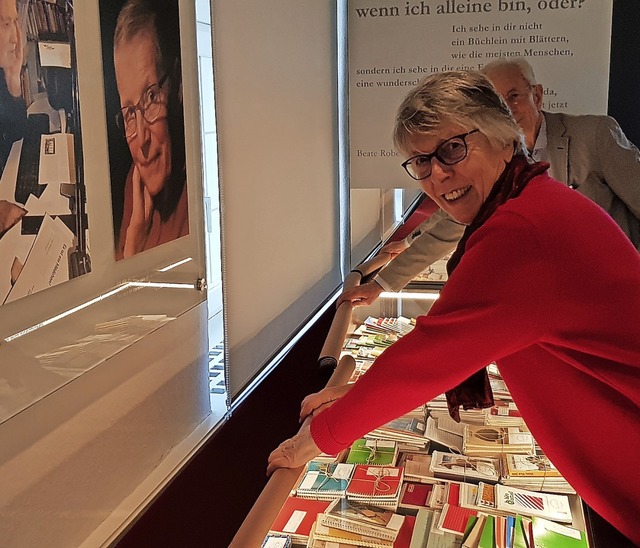 Die DTA-Vorsitzende Marlene Kayen entr... der Schauvitrinen im Tagebuchmuseum.   | Foto: Gerhard Walser