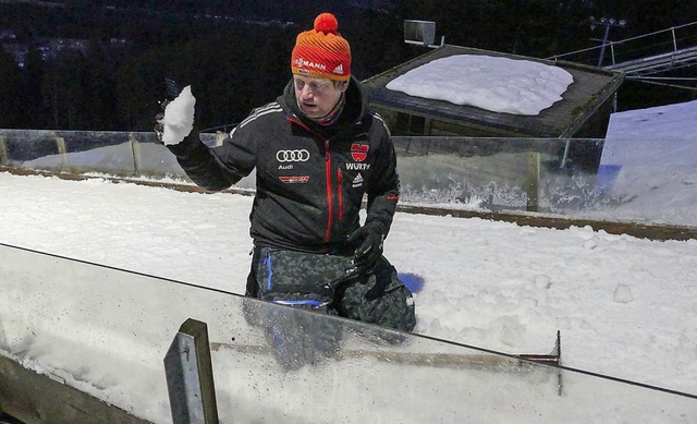 Schnee zum Niederknien: Michael Lais k...sprungschanze perfekt zu prparieren.   | Foto: Johannes Bachmann