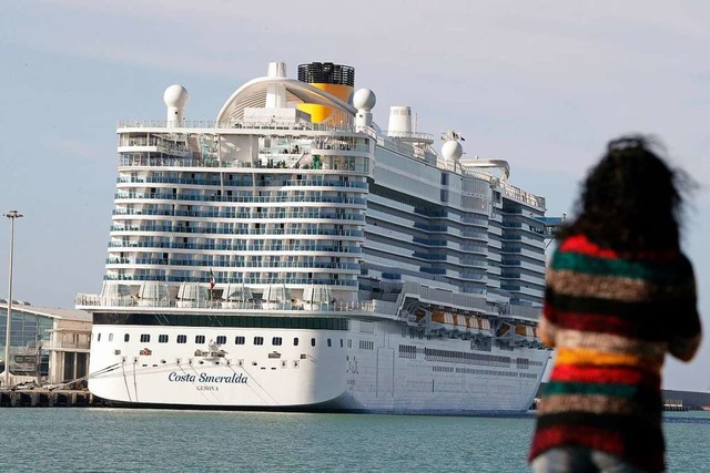 Wegen des Verdachts auf den Coronaviru...adt Civitavecchia festgehalten worden.  | Foto: Andrew Medichini (dpa)