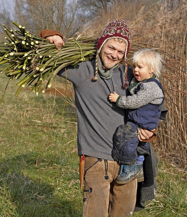 Bei der Weidenpflege waren auch Korbfl...weiler und sein Sohn Aaron mit dabei.   | Foto: Jutta Schütz