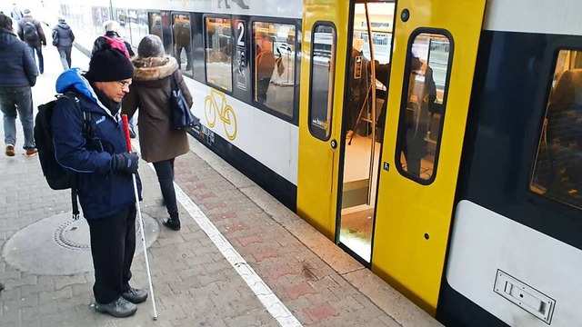Mischa Knebel ist blind. Ihm helfen di...e Tren der Breisgau-S-Bahn zu finden.  | Foto: Sebastian Wolfrum