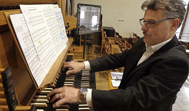 Kirchenmusikdirektor Rainer Marbach an der Orgel.   | Foto: Roswitha Frey