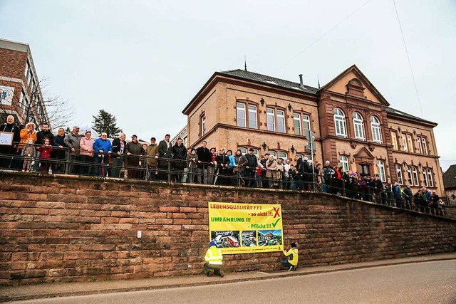 Als das Banner an der Schulmauer ausge...erten fr den Bau der Umgehungsstrae.  | Foto: Sandra Decoux-Kone