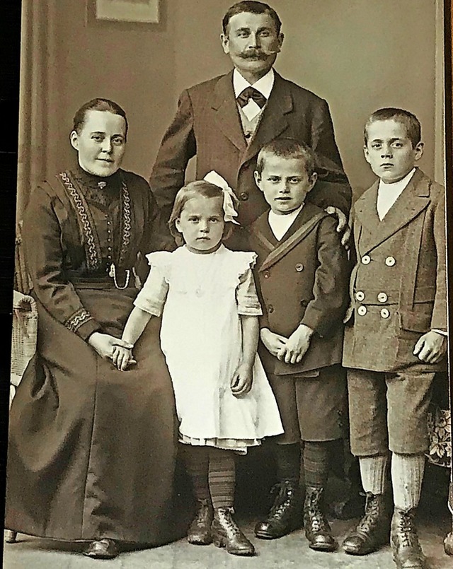 Emma Kbler mit ihrem Mann Gustav und ihren drei Kindern  | Foto: Familienarchiv