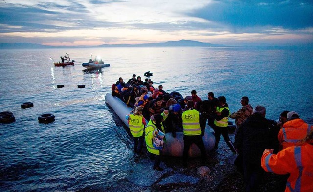 Geflchtete landen in einem Schlauchboot auf der Insel Lesbos.  | Foto: Kay Nietfeld (dpa)