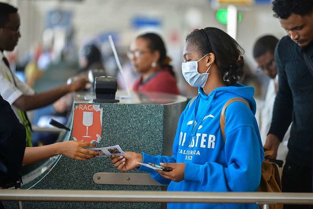 Globale Vorsicht: Eine Flugpassagierin...al Airport im thiopischen Adis Abeba.  | Foto: MICHAEL TEWELDE (AFP)