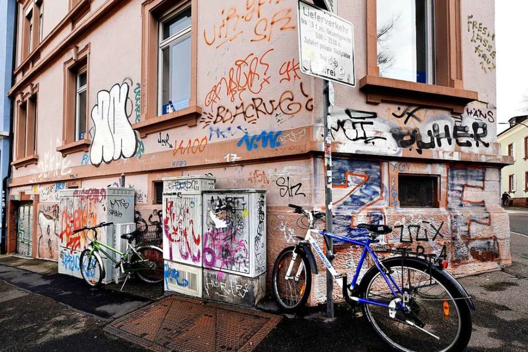 Schmierereien  wie diese sind im Stadtbild  oft zu sehen.  | Foto: Thomas Kunz