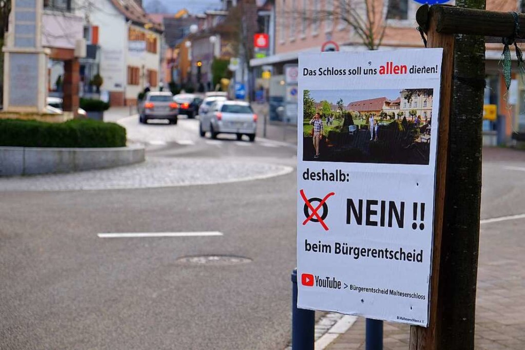Auch die BI Malteserschloss plakatiert in Heitersheim.  | Foto: Martin Pfefferle