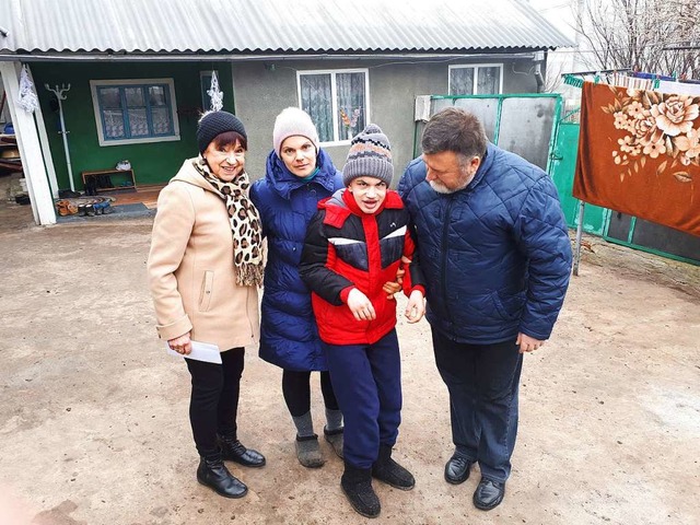 In Moldawien besuchte Ursula Honeck (l...n und brachte ihnen  Patenschaftsgeld.  | Foto: Honeck