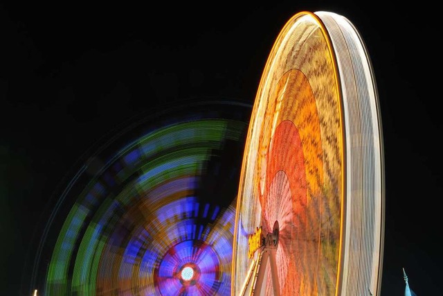 Ein Riesenrad  nachts in der Dunkelheit auf der Freiburger Messe  | Foto: Andrea Schiffner