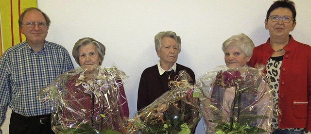 Flankiert von Pfarrer Klaus Fehrenbach... Elisabeth Geiger und Gertrud Winkler.  | Foto: Reiner Merz