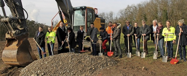 Zum ersten Spatenstich fr das Tiengen... Baufirma, Gemeinderte und Anwohner.   | Foto: Manfred Dinort