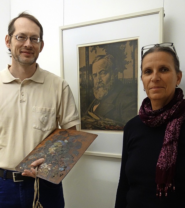 Manfred Sommer bergibt die Palette an Museumsleiterin Margret Kpfer.  | Foto: Ulrike Spiegelhalter