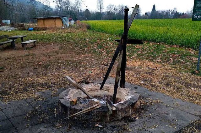 Traurige berreste: Das verbrannte Tom... des Vereins auf dem nahen Grillplatz.  | Foto: Verein Stadtoasen