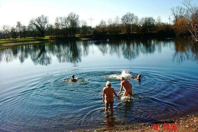 Rentnerrunde schwimmt auch im Winter nackt im kalten Dietenbachsee