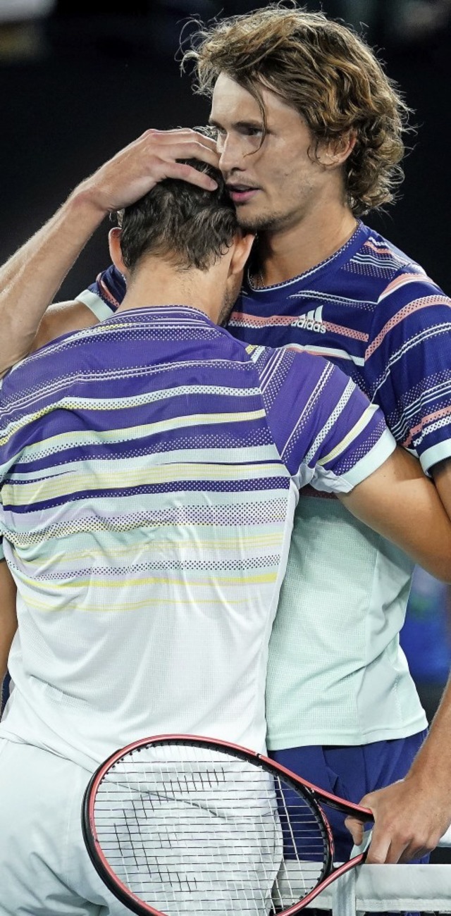 Alexander Zverev (rechts) gratuliert D...n Finaleinzug bei den Australian Open.  | Foto: Dave Hunt (dpa)