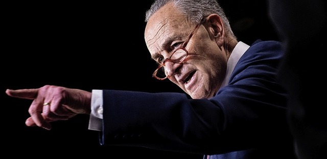 Die Beweislast im Prozess gegen Donald... Senator Chuck Schumer  berwltigend.  | Foto: BRENDAN SMIALOWSKI (AFP)