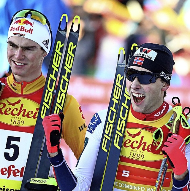 Vinzenz Geiger (links) und der Sieger Jarl Magnus Riiber  | Foto: Matthias Schrader (dpa)