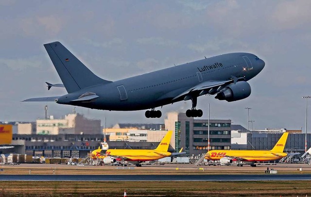 Der Airbus A310 &#8222;Kurt Schumacher...; startet auf dem Flughafen Kln-Wahn.  | Foto: Oliver Berg (dpa)