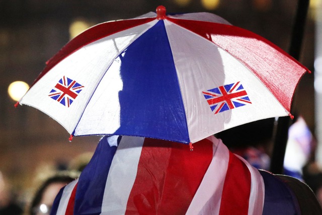 Ein Brexit-Untersttzer im Regen.  | Foto: Jonathan Brady (dpa)