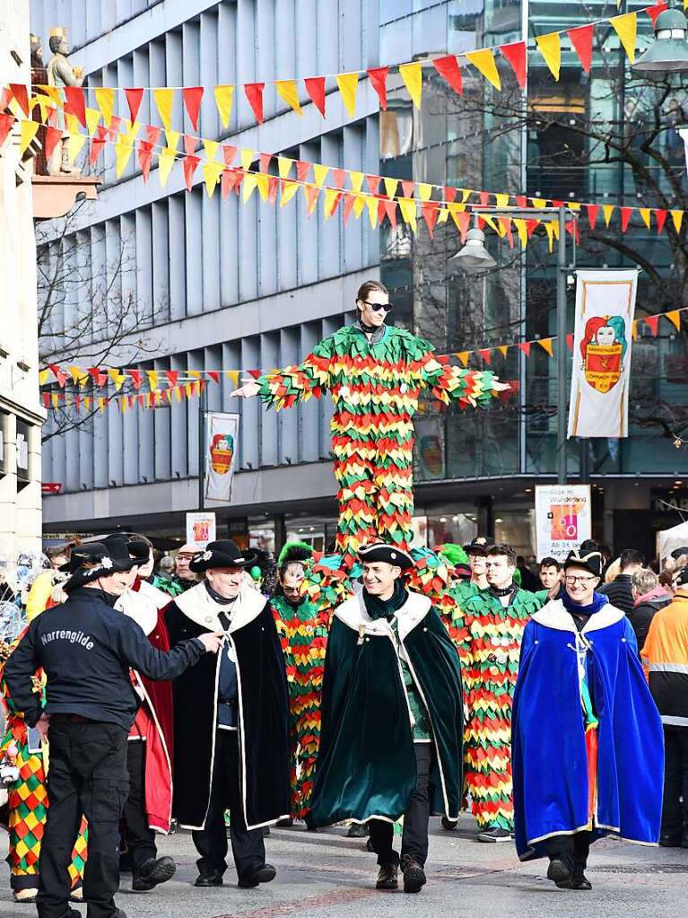 Impressionen von Narrenschifftaufe und Narrenbaumstellen auf dem Lrracher Alten Marktplatz