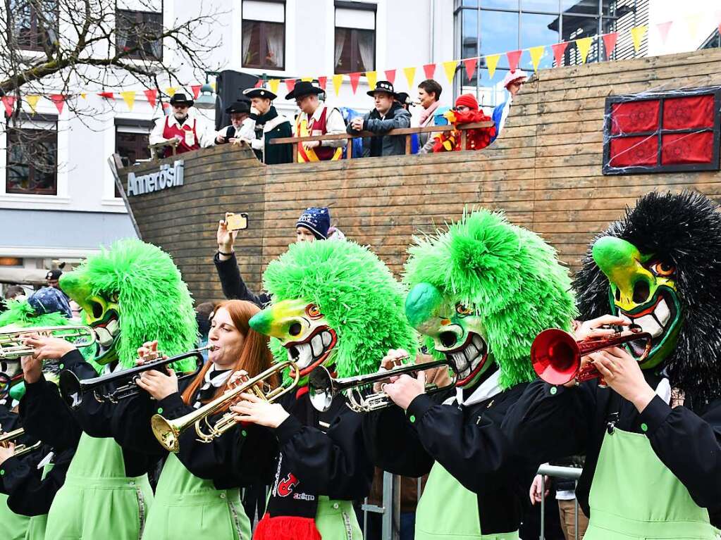 Impressionen von Narrenschifftaufe und Narrenbaumstellen auf dem Lrracher Alten Marktplatz