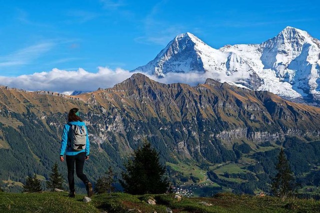 Carla Jaggi schaut auf den Eiger, wo i...nspartner Julian tdlich verunglckte.  | Foto: Marius Buhl