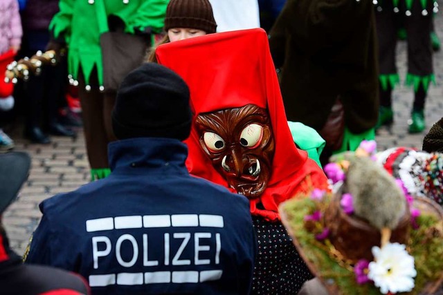 Die Polizei trgt Sorge,  dass bei der Fasnet nichts aus dem Ruder luft.  | Foto: Ingo Schneider